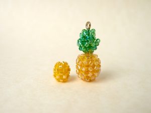 左:パイナップルの中身