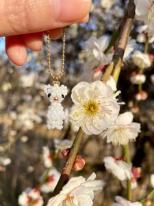 梅の花とおこじょさん